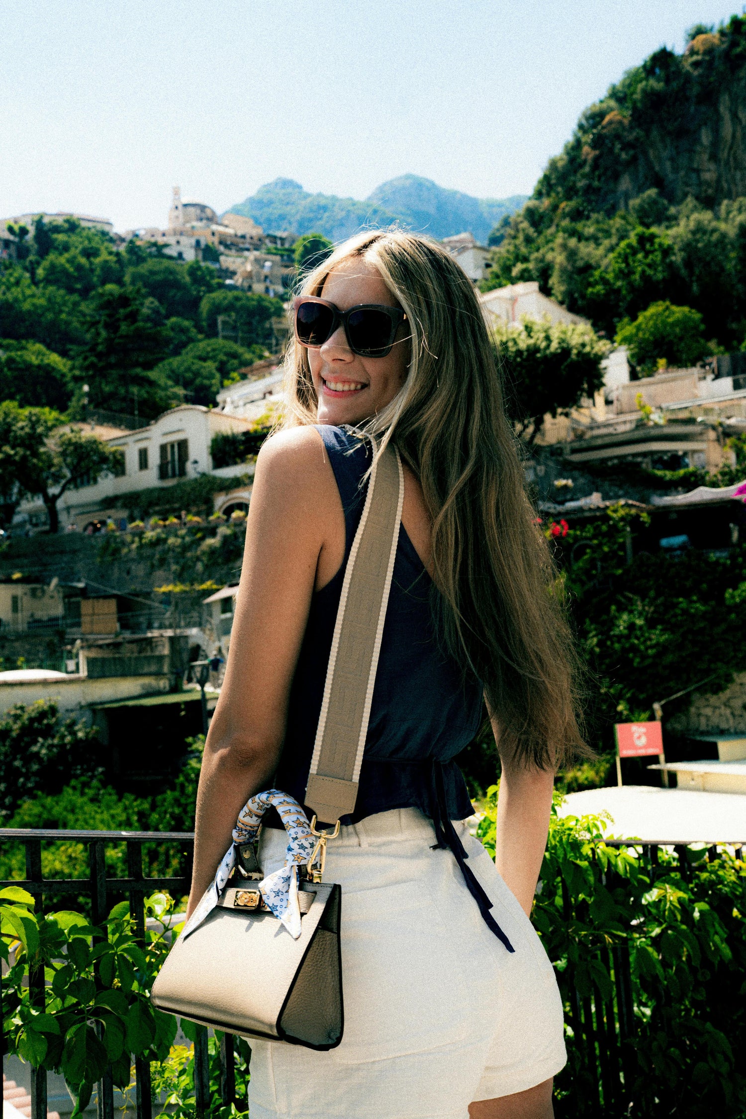 D01tb - The Women’s Shoulder Strap Edit