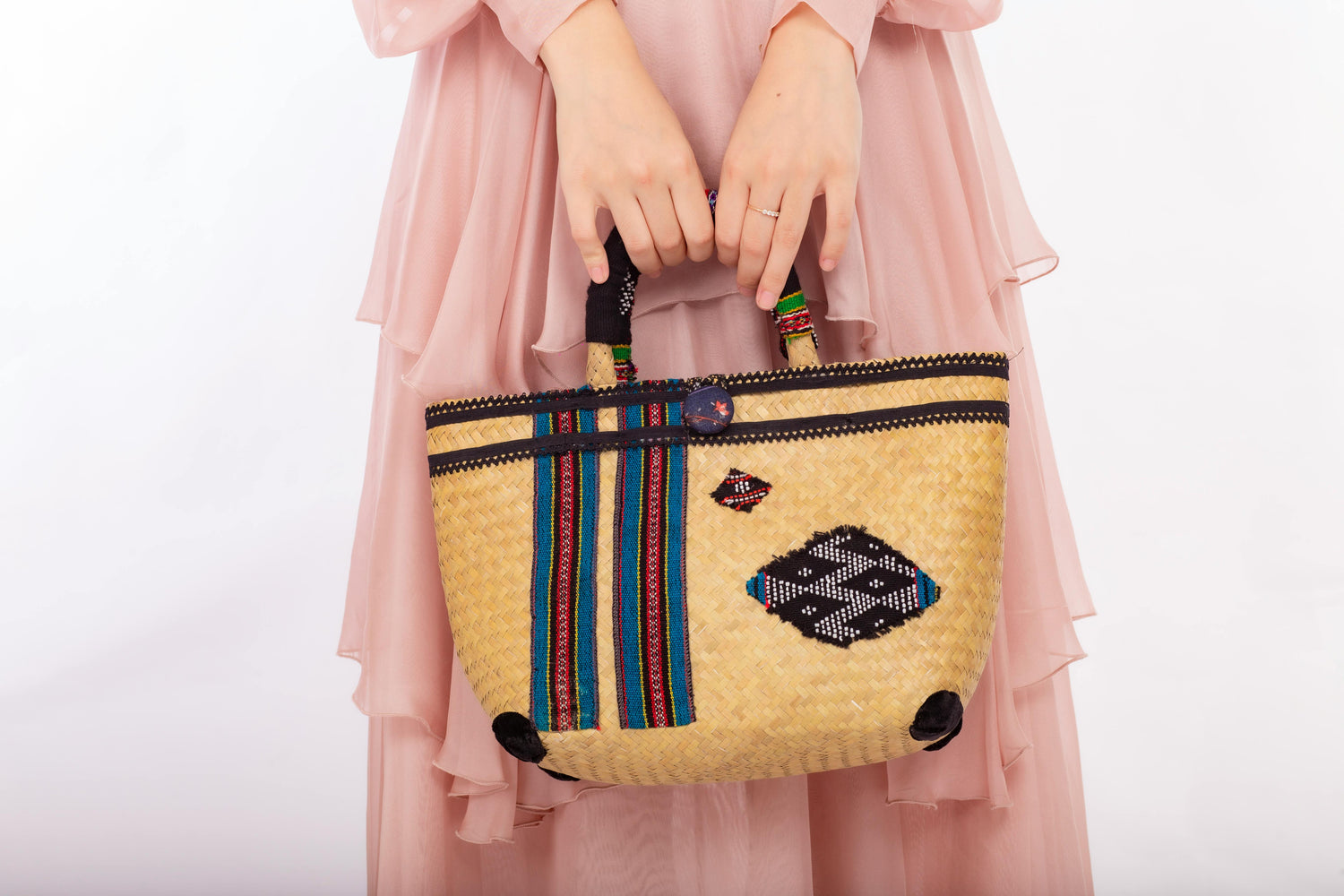 D01qb - The Women’s Raffia Bag Edit
