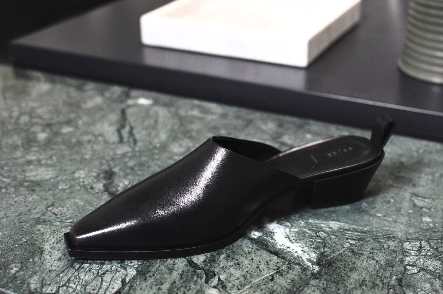 C08db - The Women’s Clog Edit