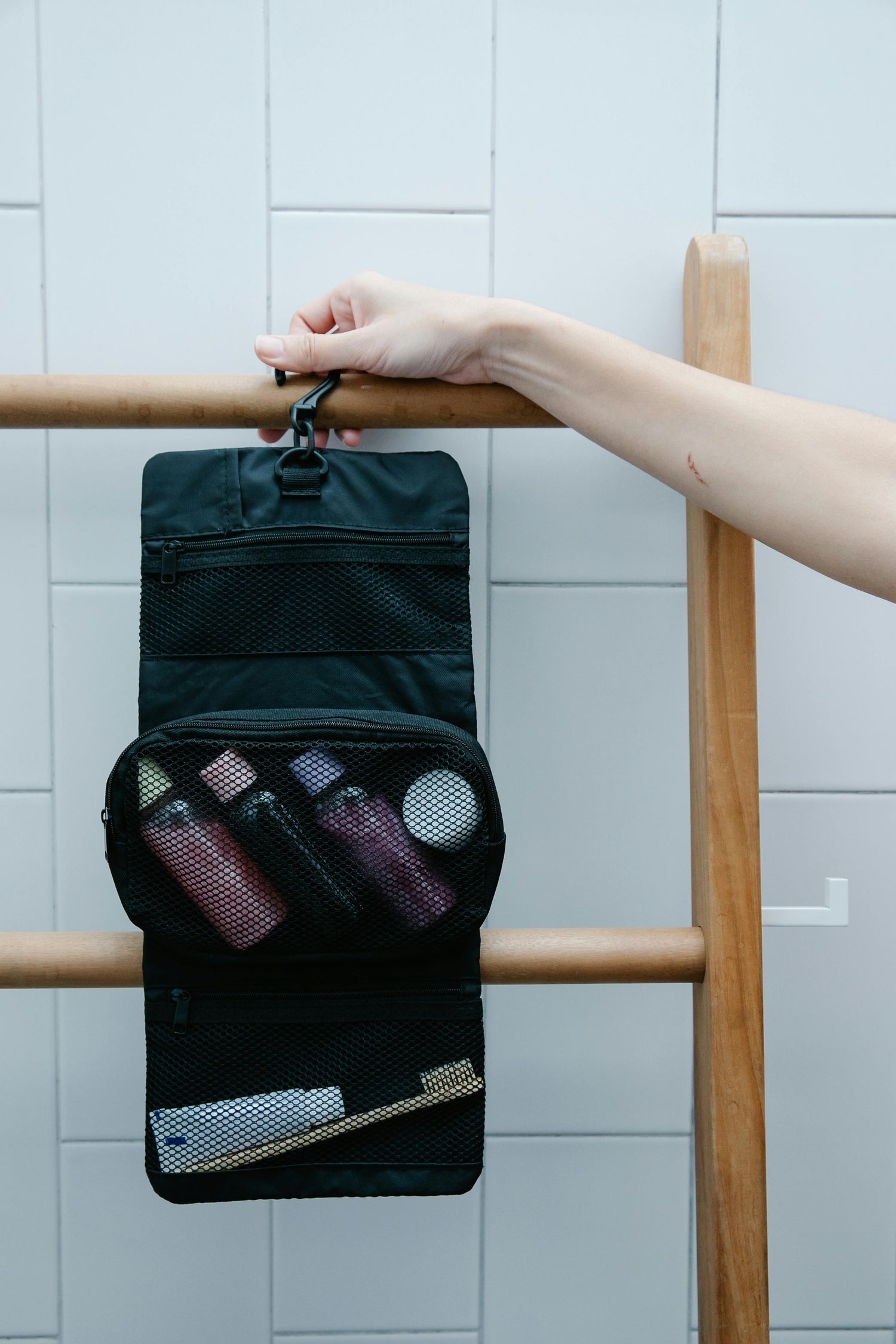 D01v - The Toiletry Bag Edit
