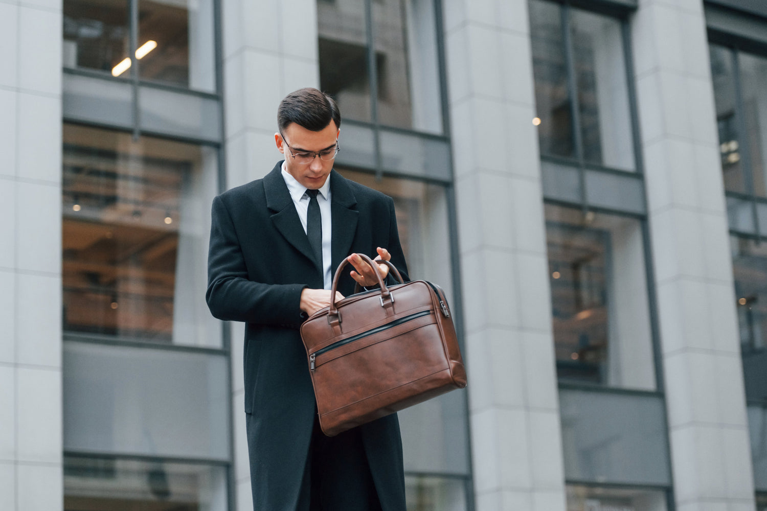 D01ha - The Men’s Business & Laptop Bag Edit