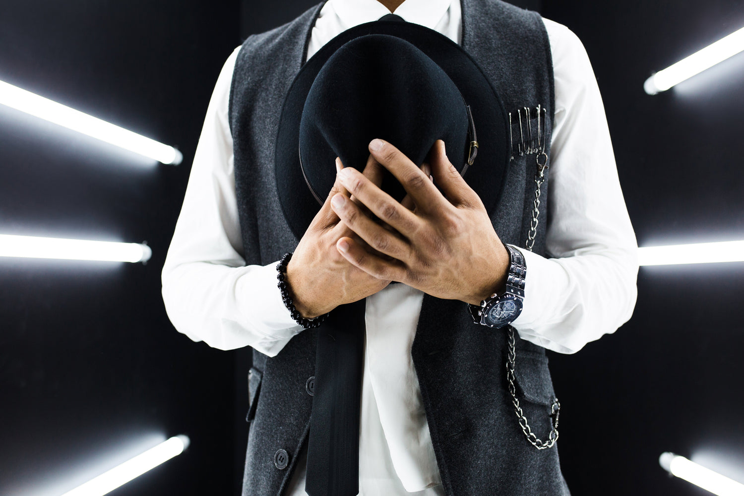 A07da - The Men’s Brooch Edit