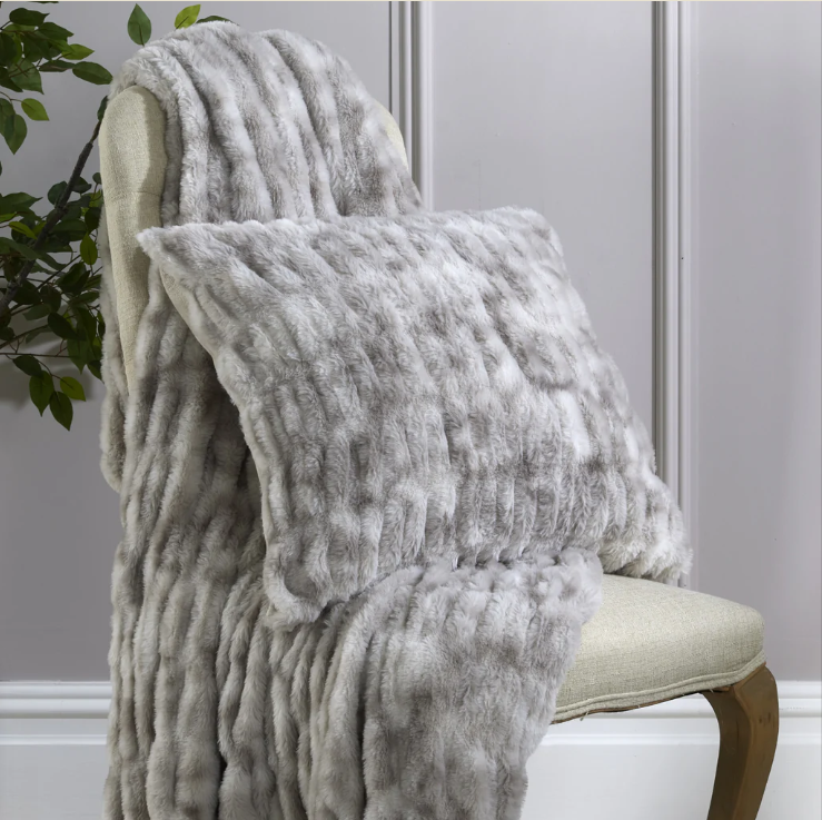 Bellissimo Ruffle Faux Fur Throw – Luxury Grey Velvet-Backed Blanket (120 × 150cm)