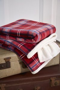 Red Check Sherpa Throw – Cozy Fleece Blanket (130 × 180cm)